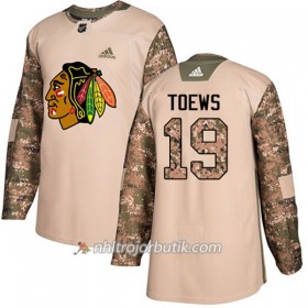 Män Ishockey Chicago Blackhawks Tröja Jonathan Toews 19 Adidas 2017-2018 Camo Veterans Day Practice Authentic